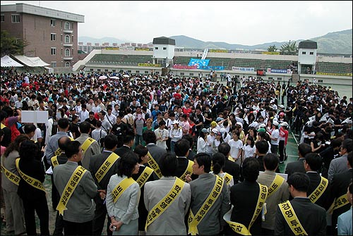 12일 오전 11시 대구보건대학 교수와 학생들이 학내에서 '비리 재단 퇴진'을 요구하는 집회를 벌이고 있다. 